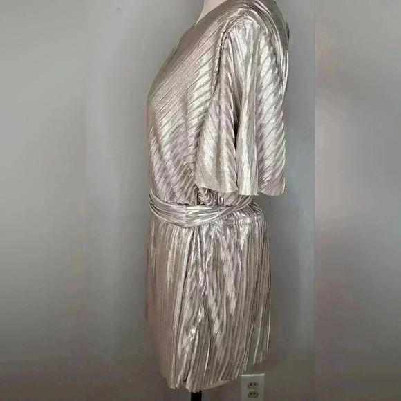 LANE BRYANT GOLD PLEATED PEPLUM SHORT SLEEVE BELTED V-NECK PLUS Sz 18/20 NWT New - Picture 4 of 10